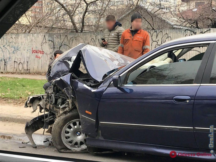 На Таирова дорогу не поделили две иномарки