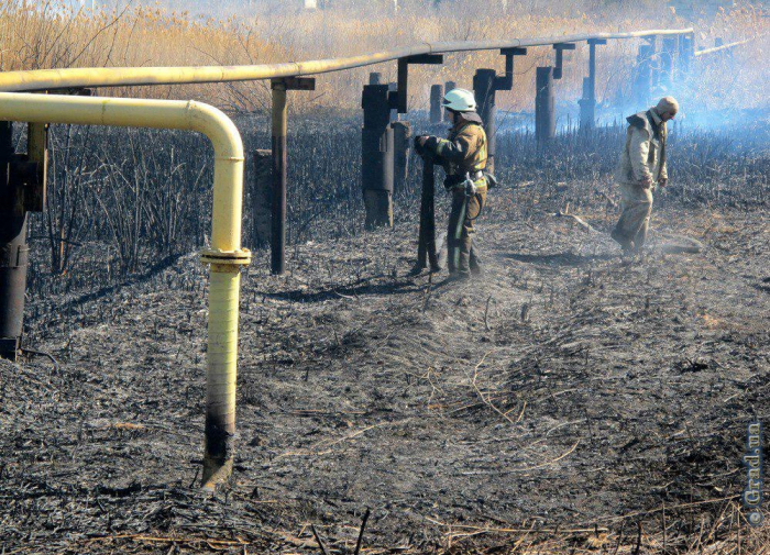 В Одессе спасли от огня газопровод