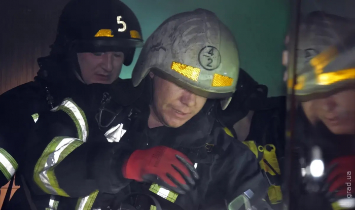 Пожар в Одессе: подъехать к горящему дому мешали припаркованный машины