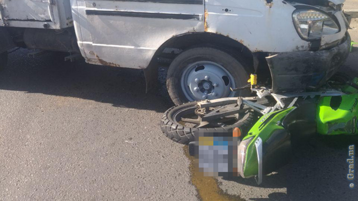 В Одессе столкнулись грузовик и мотоцикл
