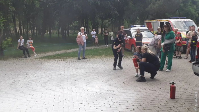 Одеські рятувальники провели майстер-клас до Дня захисту дітей