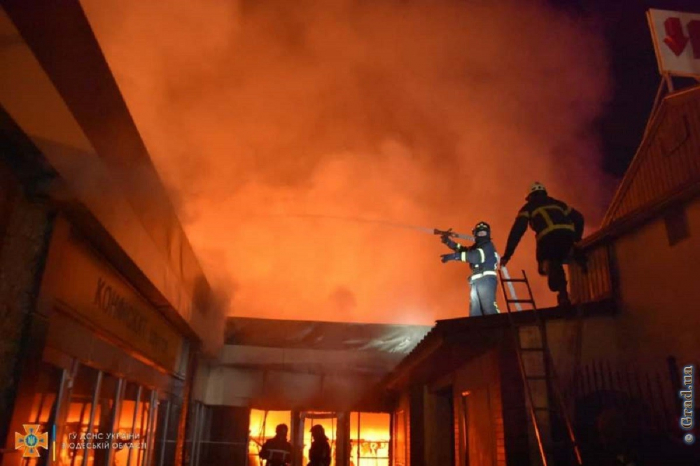 Пожар в Одессе: горели торговые павильоны