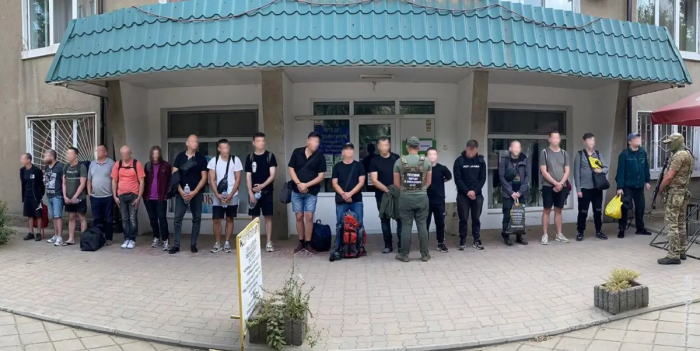 В причепах з зерном: На Одещині прикордонники затримали 18 ухилянтів