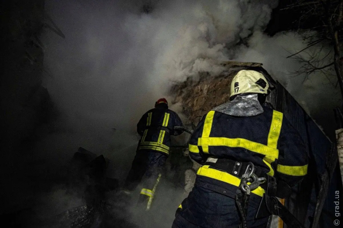 На пепелище после пожара в Одесском районе обнаружили два тела