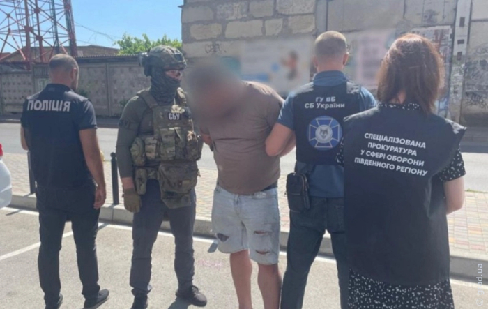 обещал трудоустройство в СБУ за взятку