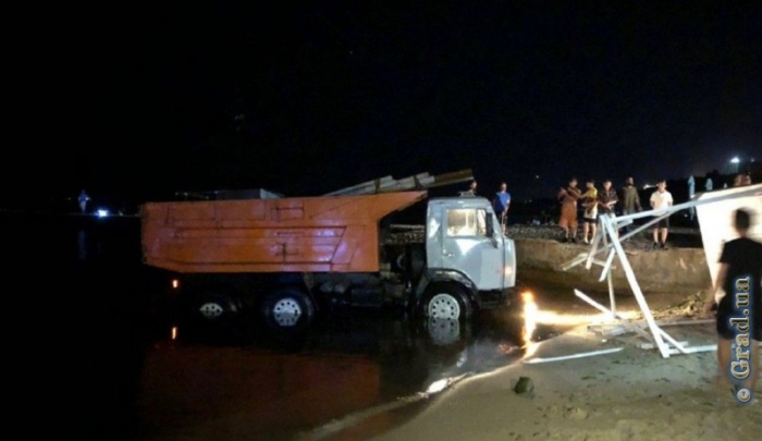 В Одессе грузовик «искупался» в море