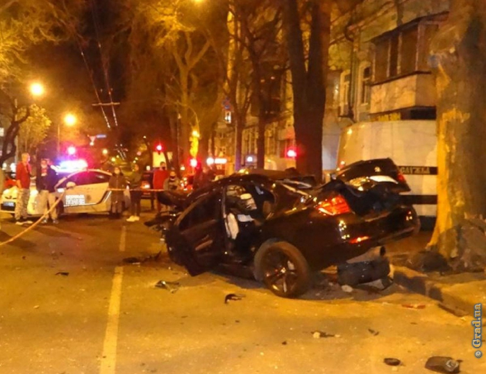 В центре Одессы пьяный на «BMW» врезался в дерево