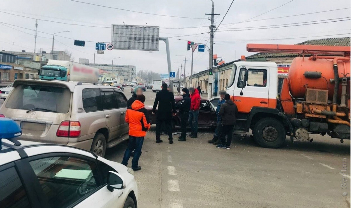 На Николаевской дороге столкнулись три автомобиля