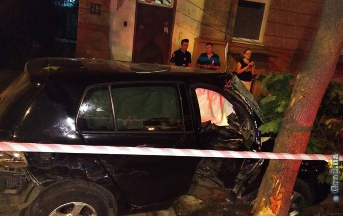 В центре Одессы автомобиль врезался в дерево, которое упало на пешехода