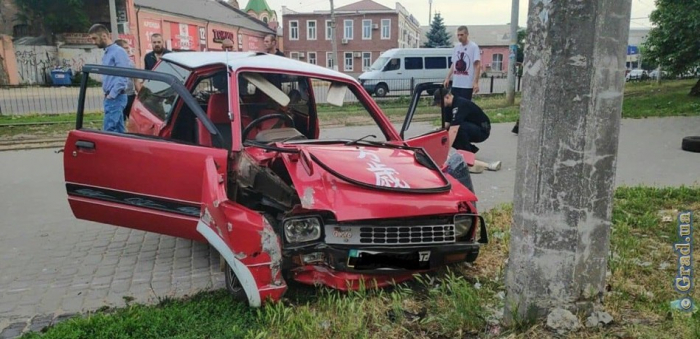 В Одессе девушка-водитель врезалась в столб