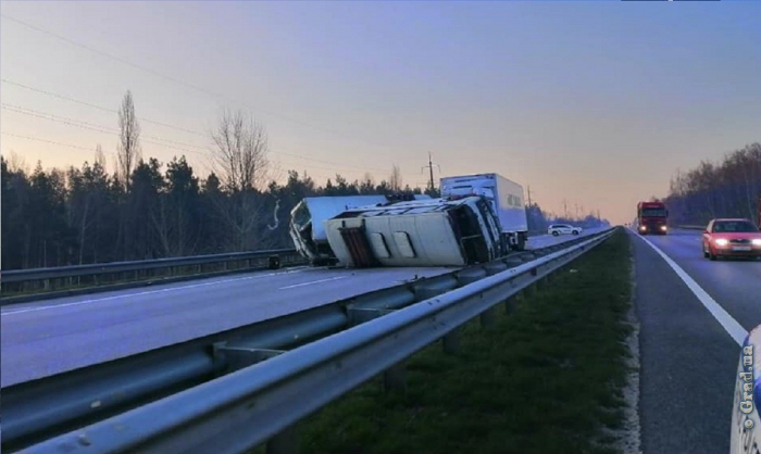 На трассе Киев – Одесса грузовой автомобиль врезался в пассажирские автобусы