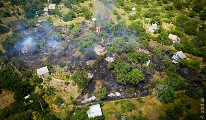 Возгорание сухой травы и дачного дома произошло в Березовском районе