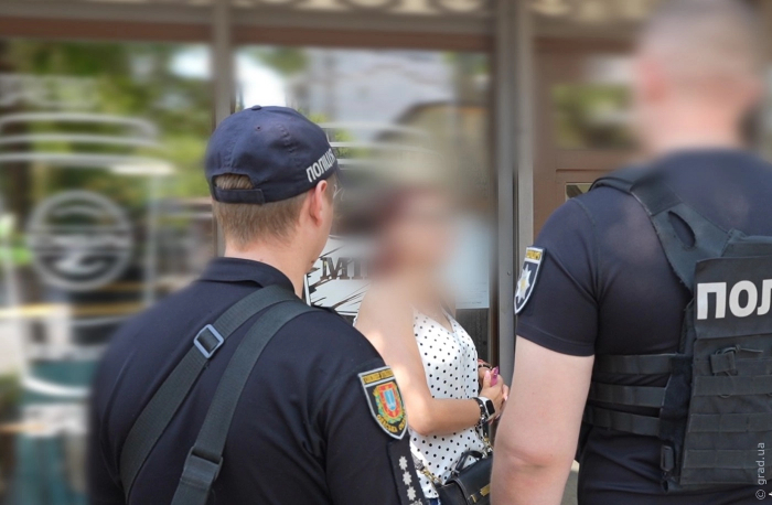 вербовала девушек