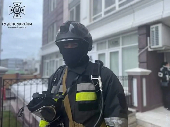 60 рятувальників гасили пожежу у багатоповерховому будинку в одеській Аркадії