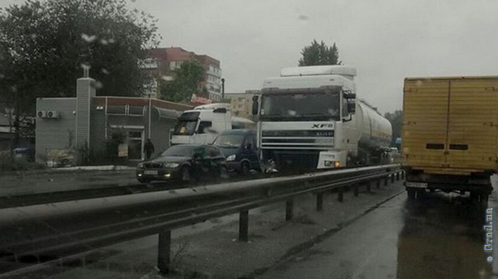 Дорожное происшествие и пробка на выезде из Одессы