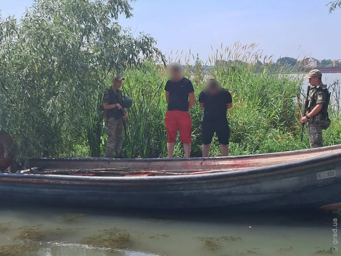 На Дунаї прикордонники затримали двох громадян Румунії, які «заснули в човні»