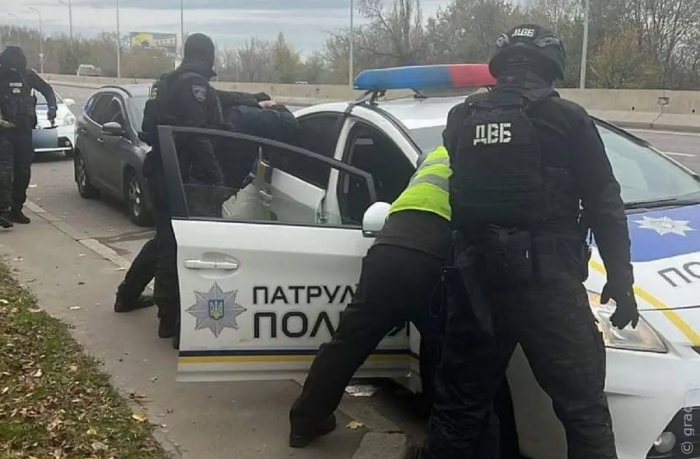 Вимагали хабар з водія: на корупції викрили двох одеських патрульних