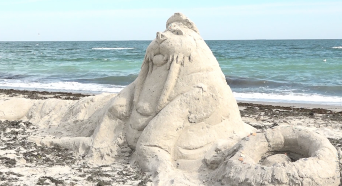 Скульптура моржа из песка украсила одесский пляж