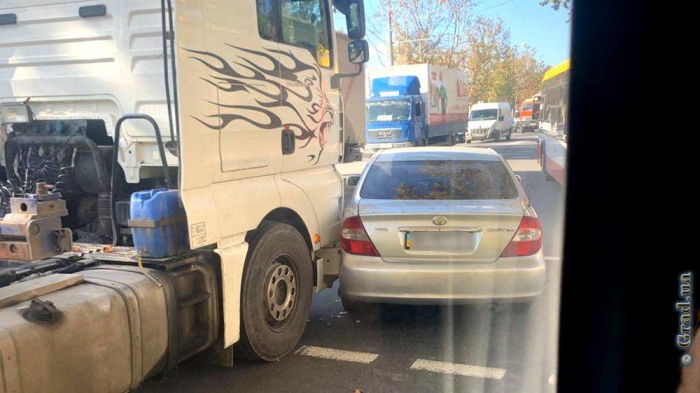 В Одессе столкнулись грузовик и легковой автомобиль