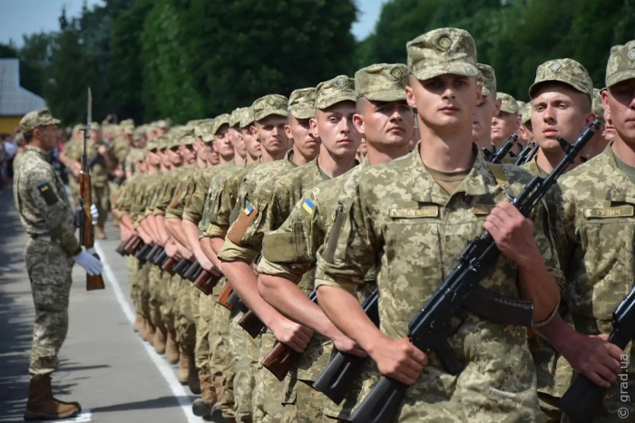 В Україні продовжили військовий стан та мобілізацію