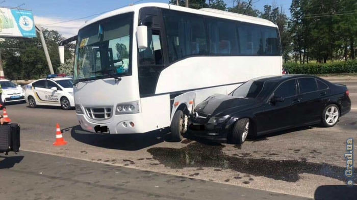 В ДТП на Николаевской дороге попал автобус с детьми