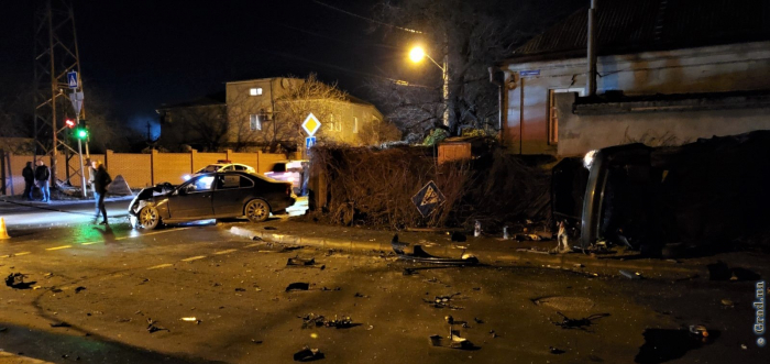 Автомобиль снес светофор в Малиновском районе Одессы