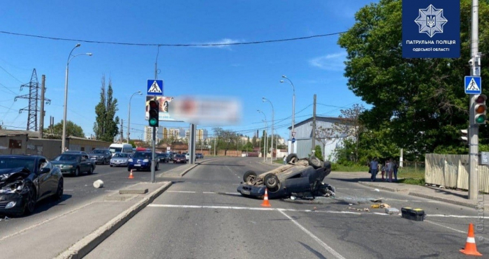 В результате ДТП в Одессе перевернулся автомобиль