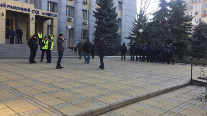 Полицейские проверяют информацию об угрозе взрыва в Приморском суде