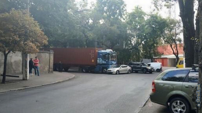 В Одессе столкнулись грузовик и легковушка