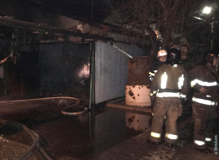 В результате взрыва автомобиля загорелся жилой дом