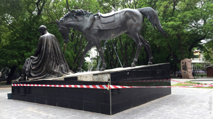 В Старобазарном сквере начат ремонт памятника атаману Антону Головатому