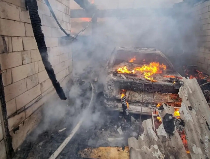 В Дачном вспыхнул пожар: горел одноэтажный дом, гараж и автомобиль