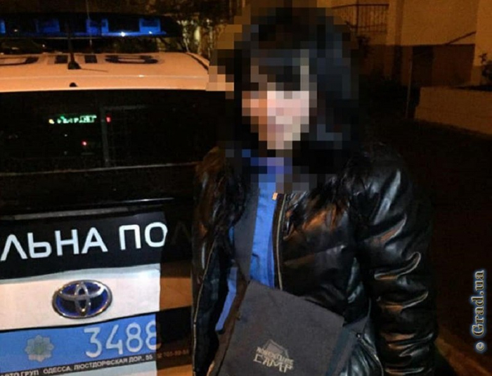 В Одессе женщина и мужчина попались на краже аккумуляторов