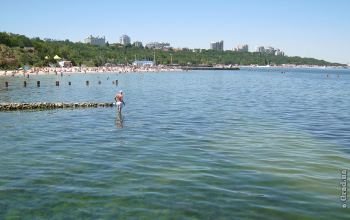 На одесских пляжах рекомендовано временно не купаться в море
