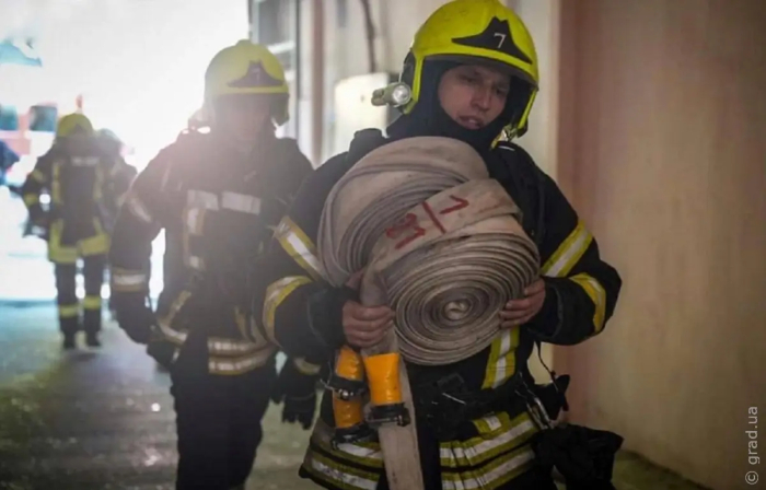 Утренний пожар на Дерибасовской тушили 50 спасателей