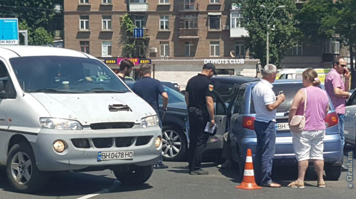В Одессе два автомобилиста не поделили дорогу