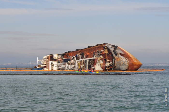 Очередная утечка топлива произошла из затонувшего танкера Delfi