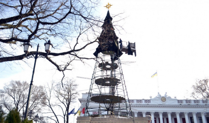 В Одессе устанавливают главную городскую ёлку