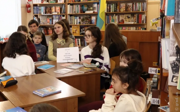 Любов до книг: одесит відвідує дитячу бібліотеку майже 80 років