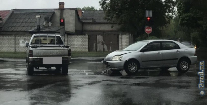 На Черемушках на мокрой дороге столкнулись две легковушки