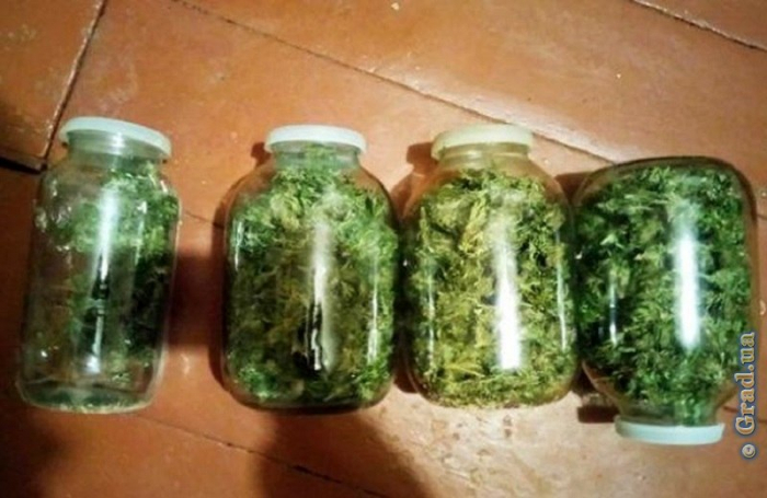 Житель Беляевского района хранил марихуану в банках