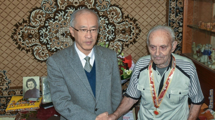 Одесских ветеранов наградили юбилейными орденами Китая