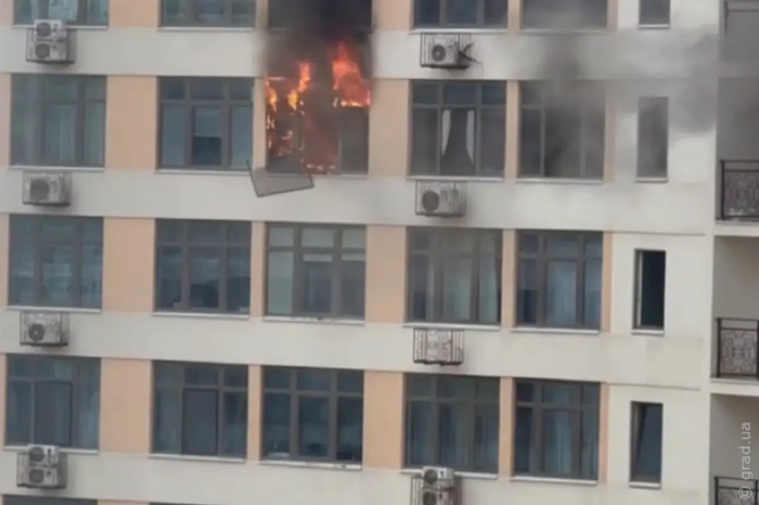 В жилом доме в Одессе горит квартира