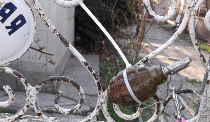 Жителю Одесской области на воротах дома оставили гранату