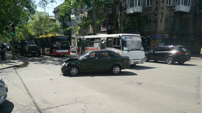 Женщина-пешеход пострадала в результате столкновения двух авто в Одессе