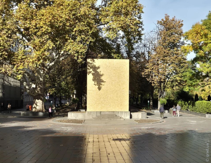 памятник Пушкину закрыли коробом