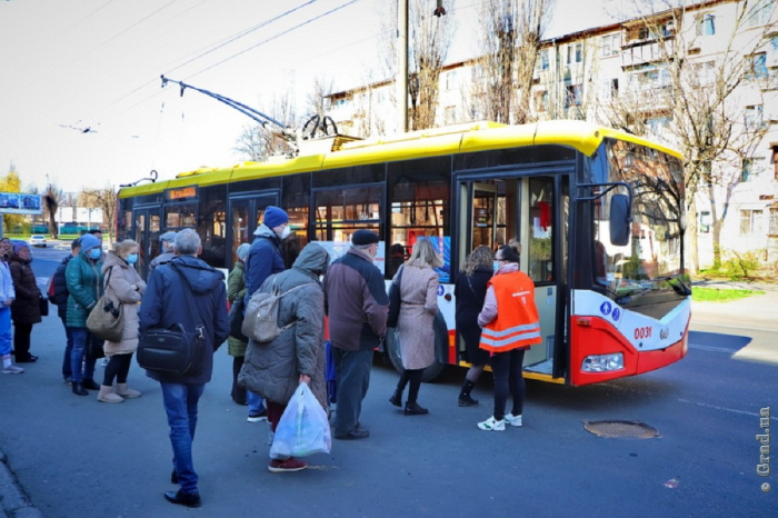 Карантин в Одессе: количество пассажиров в гортранспорте увеличили до 15