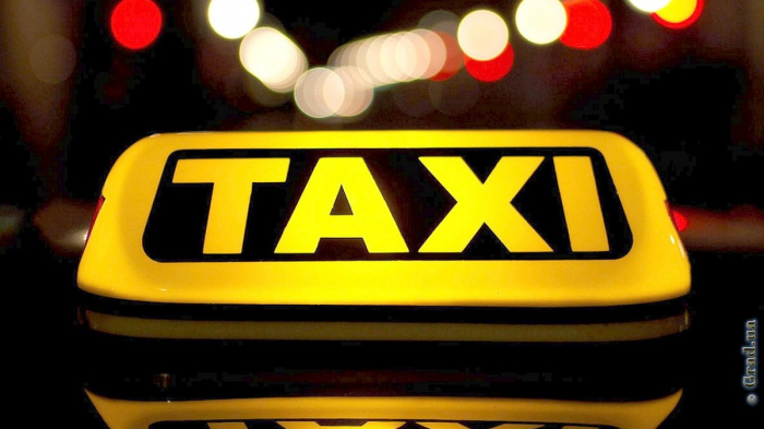 Женщина – водитель такси ограбила клиентку