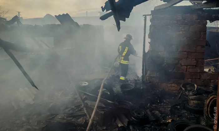 В Березовском районе спасатели ликвидировали пожар 2-х хозяйственных построек