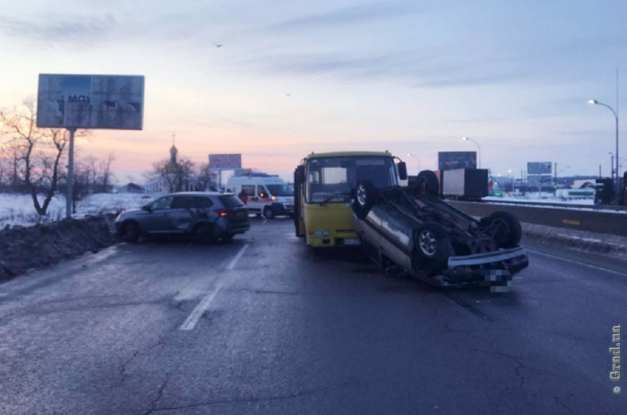 На Киевской трассе столкнулись четыре автомобиля